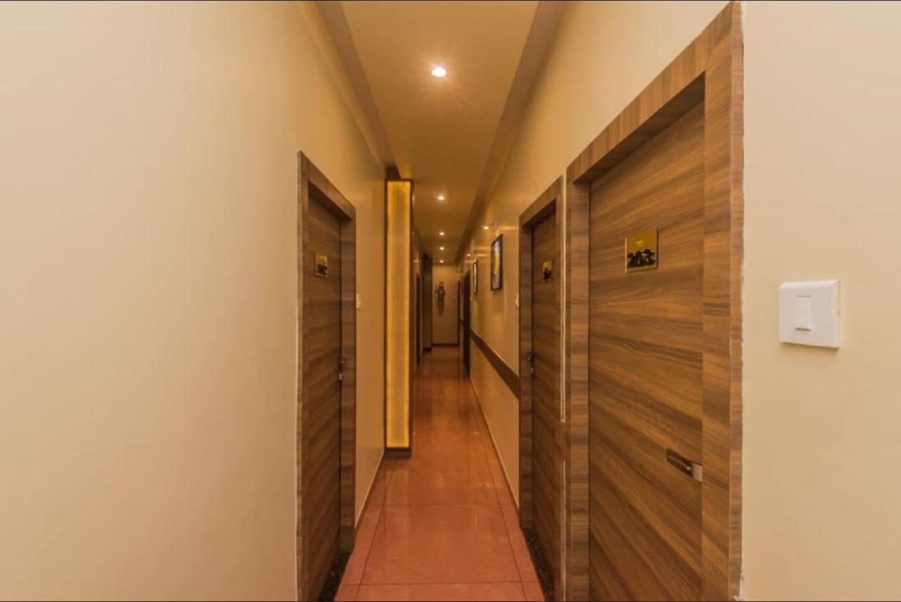 Aster Hotel Near Mumbai Airport 外观 照片
