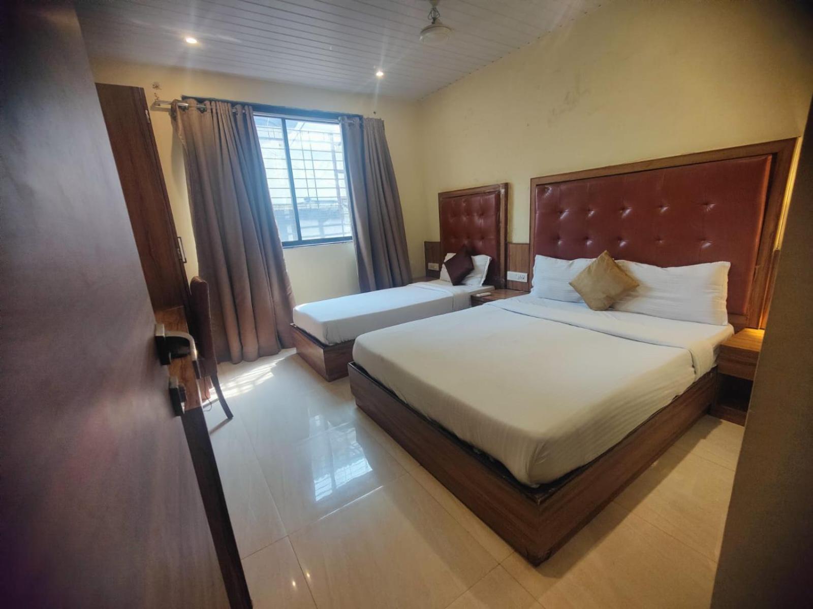 Aster Hotel Near Mumbai Airport 外观 照片
