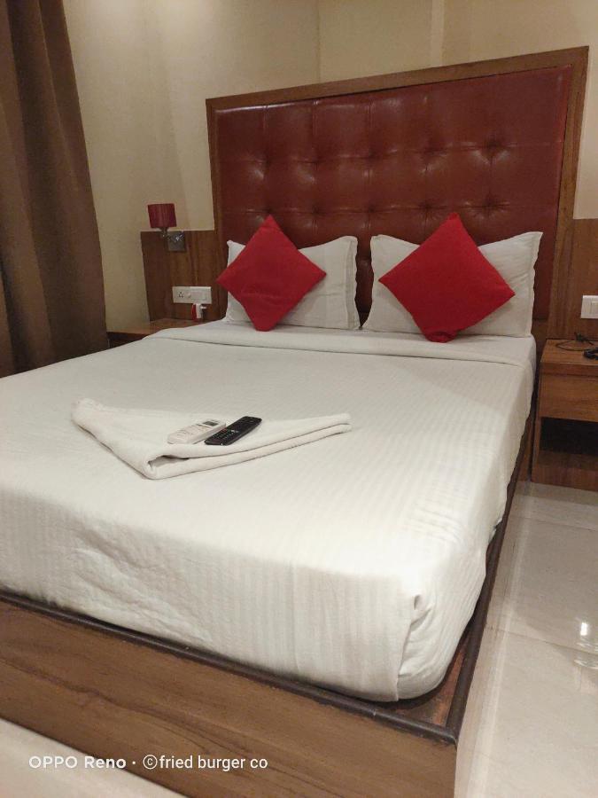 Aster Hotel Near Mumbai Airport 外观 照片