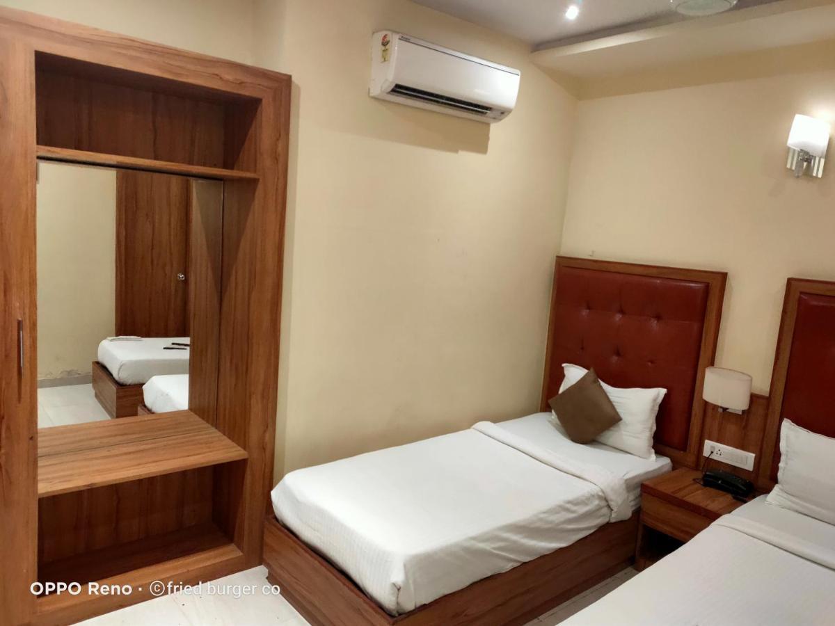 Aster Hotel Near Mumbai Airport 外观 照片